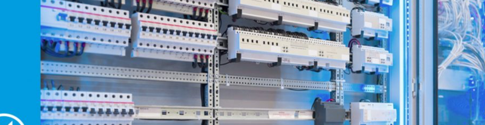 Eine Reihe von elektrischen Schalttafeln und Verdrahtungen in einem Schaltschrank.