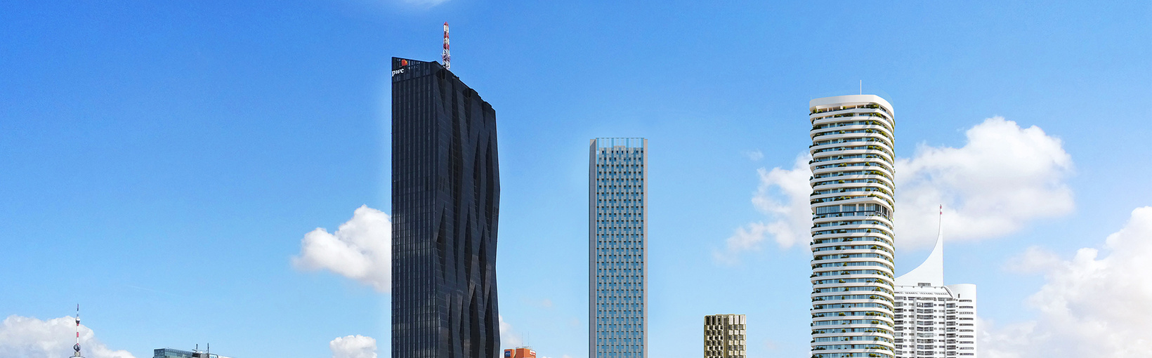 Stadtsilhouette mit modernen Hochhäusern unter blauem Himmel, gesehen von der anderen Seite einer Autobahn.